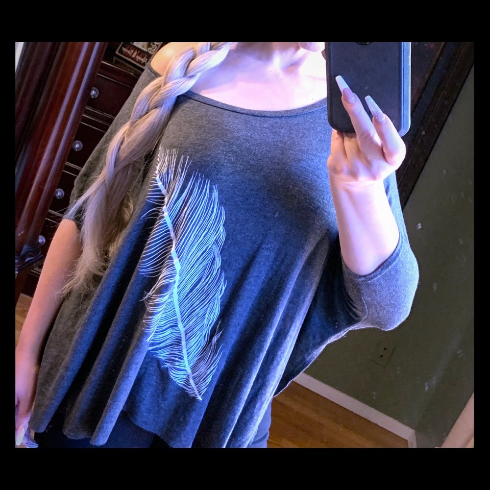 Gray of the shoulder top with feather